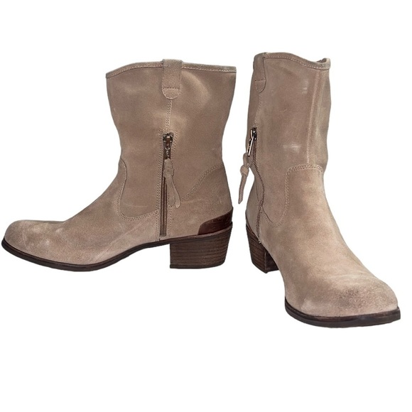 UGG Briar suede leather boots. Color is Sugar alone tan. Size 10 GUC - Picture 4 of 16